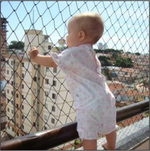 Instalação de rede de proteção para crianças em janela